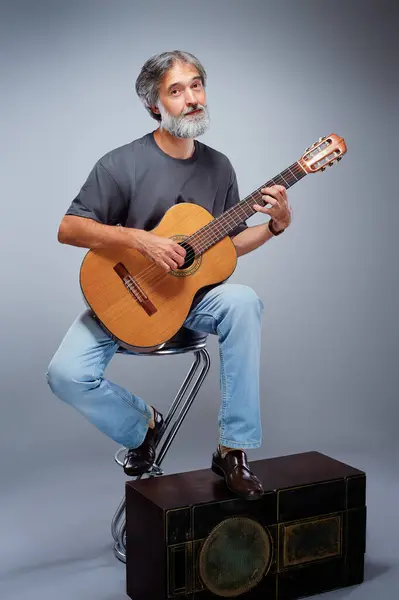 Starzejący Się Brodaty Mężczyzna Gitarą Akustyczną — Zdjęcie stockowe