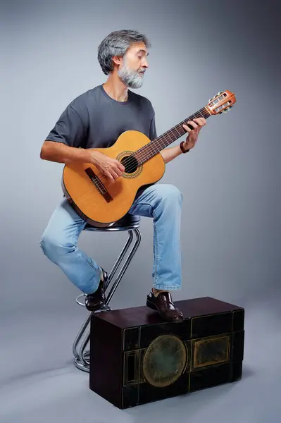 Homem Barbudo Envelhecido Com Uma Guitarra Acústica — Fotografia de Stock