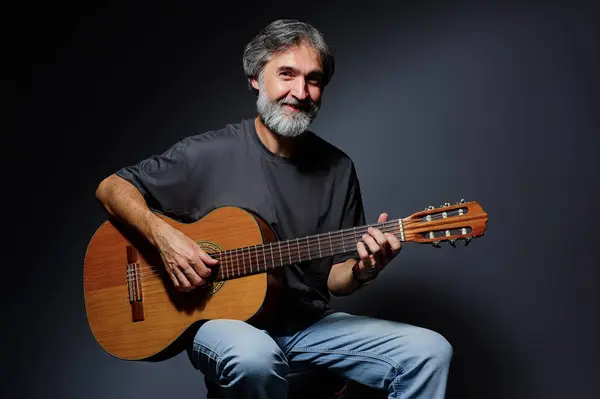 Hombre Barbudo Envejecido Con Una Guitarra Acústica — Foto de Stock