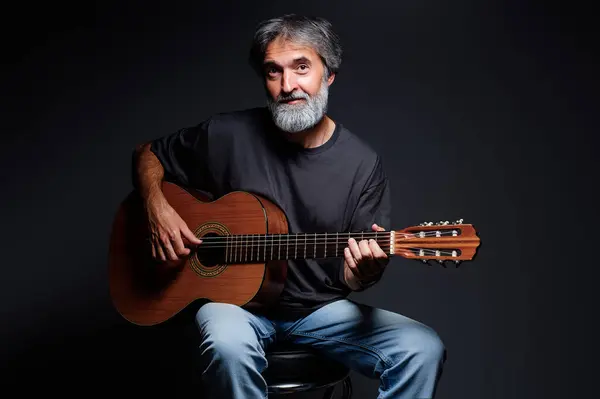 Starzejący Się Brodaty Mężczyzna Gitarą Akustyczną — Zdjęcie stockowe