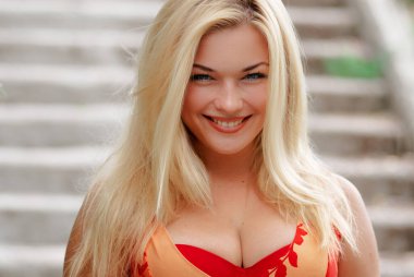 Uzun sarı saçlı güzel bir genç kadının yakın plan portresi..