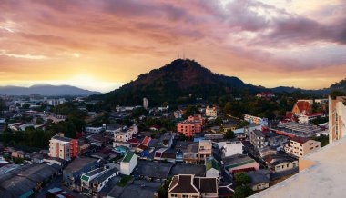 Phuket town, Tayland çatı üzerinden görüntülemek.