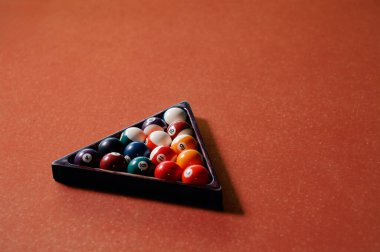 Bilardo masasındaki bilardo topları..