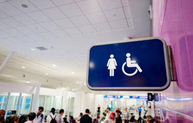 Tuvalet simgesi. Engelli erişim simgesi olan genel tuvalet işaretleri. Havaalanı terminal iç.