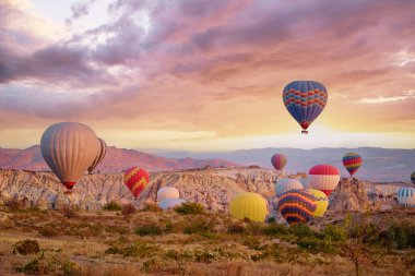 Türkiye 'den seyahat ve turizm. Anadolu 'nun ünlü turistik kapadokya şehri. Gökyüzünde dağları, mağaraları ve balonları olan güzel bir manzara.