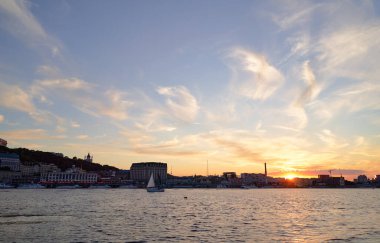 Ukrayna 'da gün batımında Dnipro nehri ve Kyiv şehri manzarası.