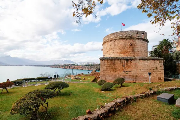 Smukt Landskab Med Fæstningstårn Nær Havet Antalya Turkije - Stock-foto