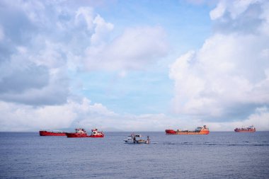 Denizde yelken açan büyük kırmızı gemiler