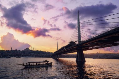 İstanbul 'daki Halic Metro Köprüsü. Modern kablo köprü. Altın Boynuz 'da güzel bir günbatımı manzarası.