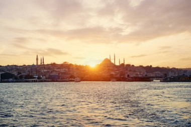 İstanbul 'da güzel bir gün batımı. Peyzaj Camii, Boğaz Türkiye