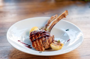 Izgarada pirzola. Beyaz tabakta pirzola eti.