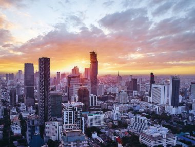 Megapolis 'te gün batımı. Gökdelenler manzaralı güzel bir şehir manzarası. Bangkok, Tayland.