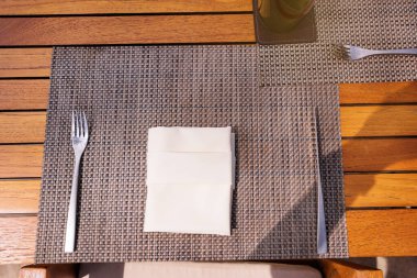 Ahşap masa ayarı. Forl, bıçak ve peçete..