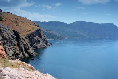 Kayalık sahili olan güzel bir deniz manzarası. Kırım, Ukrayna.