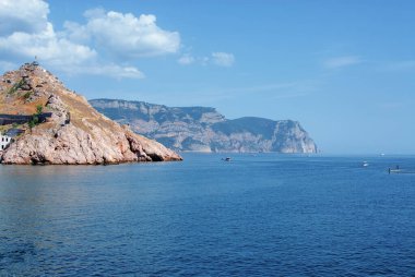 Kayalık sahili olan güzel bir deniz manzarası. Kırım, Ukrayna.