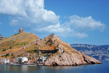 Balaklava limanı. Deniz kayası sahili manzarası. Ukrayna.