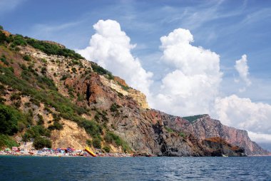 Kayalık sahili olan güzel bir deniz manzarası. Kırım, Ukrayna.
