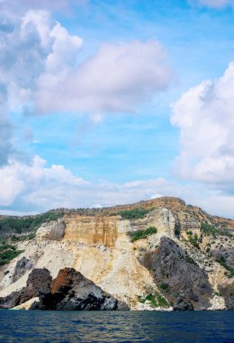 Kayalık sahili olan güzel bir deniz manzarası. Kırım, Ukrayna.