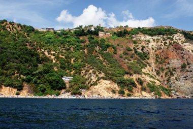 Kayalık sahili olan güzel bir deniz manzarası. Kırım, Ukrayna.