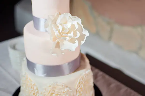 花で飾られた大きな結婚式ケーキ — ストック写真