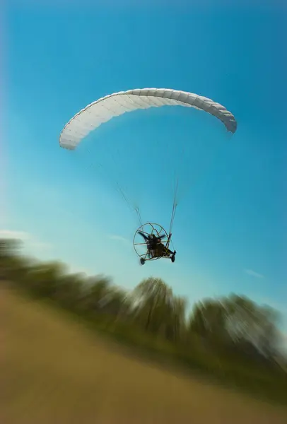 Paraglider Flying Motion Blur — Stock Photo, Image