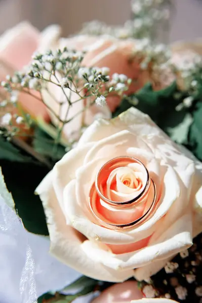 Casal Anéis Casamento Ouro Com Flores — Fotografia de Stock