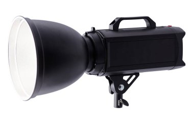 Stüdyo flaşı beyaz, sert ışıkta izole edildi.