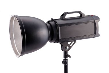 Stüdyo flaşı beyaz, sert ışıkta izole edildi.