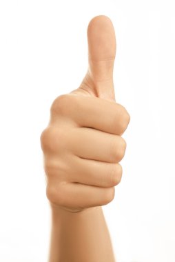 Erkek eli, baş parmağı yukarıda, beyaz üzerinde izole..