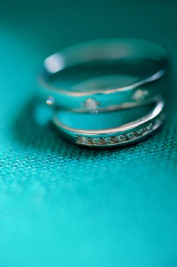 Bir çift beyaz altın alyans.