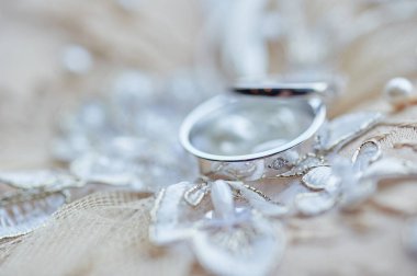 Bir çift beyaz altın alyans.