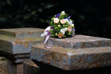 Beyaz ve yeşil çiçekli güzel gelin buketi