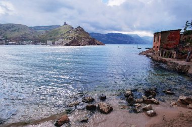 Balaklava Körfezi, Ukrayna. Deniz kayası kıyısı manzarası.