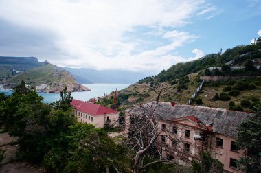 Deniz manzaralı terk edilmiş eski bir bina..