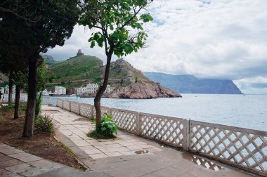 Balaklava Körfezi, Ukrayna. Deniz kayası kıyısı manzarası.