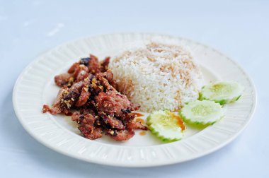 Kızarmış yemeği karıştır. Geleneksel Tayland mutfağı.