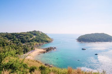 Okyanus kıyılı güzel bir manzara, küçük yeşil bir ada. Phuket, Tayland.