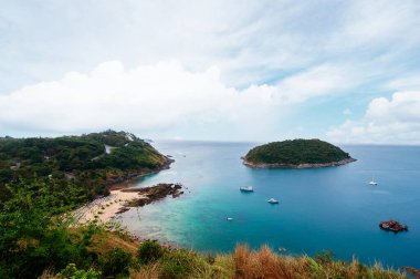 Okyanus kıyılı güzel bir manzara, küçük yeşil bir ada. Phuket, Tayland.