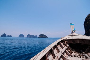 Tayland seyahati. Geleneksel Tayland yayı ahşap uzun kuyruklu tekne denize açılıyor..