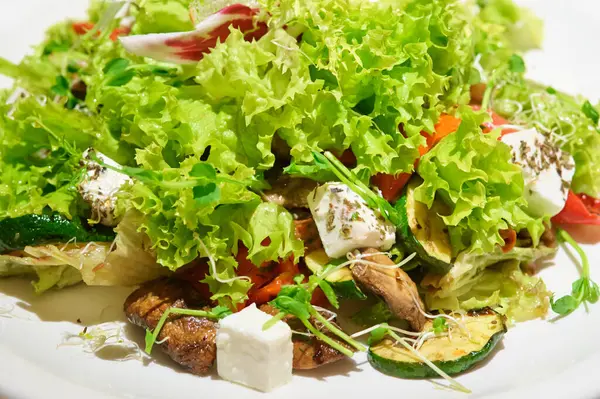 Close Salad Grilled Meat Vegetables Fetta Che — Stock Photo, Image
