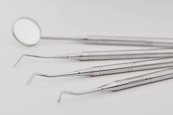 白色桌子上的基本牙医工具 — 图库照片