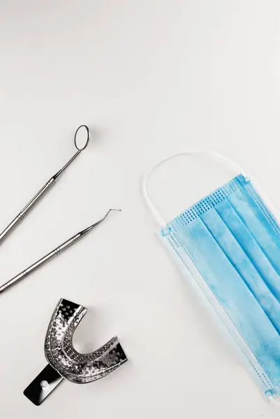 ホワイトテーブルの基本的な歯科用具 — ストック写真