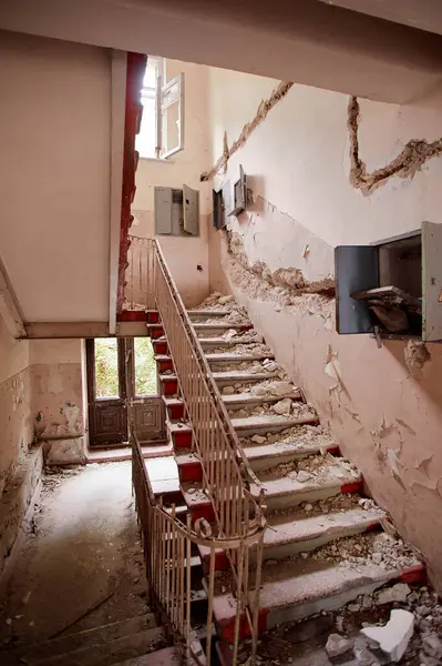 被毁建筑物中被遗弃的楼梯 — 图库照片
