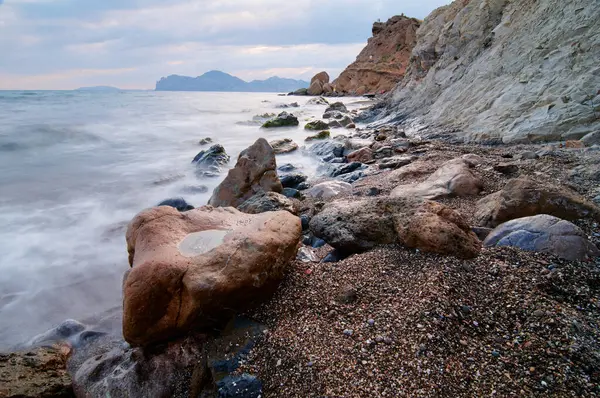 Paisagem Dramática Com Costa Marítima Ondas Pedras Praia Pedras — Fotografia de Stock