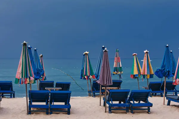Vacaciones Tropicales Hermosa Playa Arena Con Tumbonas Sombrillas Cielo Nublado — Foto de Stock