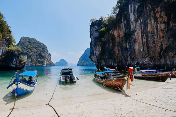 Piękny Krajobraz Tradycyjnymi Łodziami Skałami Klifami Tropikalną Plażą Krabi Tajlandia — Zdjęcie stockowe