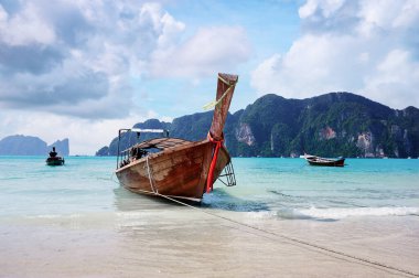 Geleneksel uzun kuyruklu tekneler, kayalar, uçurumlar, tropikal kum plajları olan güzel bir manzara. Tayland 'dan geliyorum..