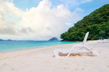 Tatil konsepti. Tayland 'dan geliyorum. Güneş pansiyonlu Tropikal Deniz Sahili.