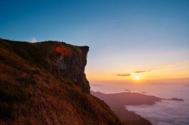 Güzel dağların manzarası. Phu Chi Fa 'da gün doğumu, Kuzey Tayland.