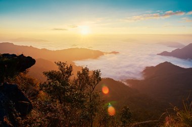 Güzel dağların manzarası. Phu Chi Fa 'da gün doğumu, Kuzey Tayland.